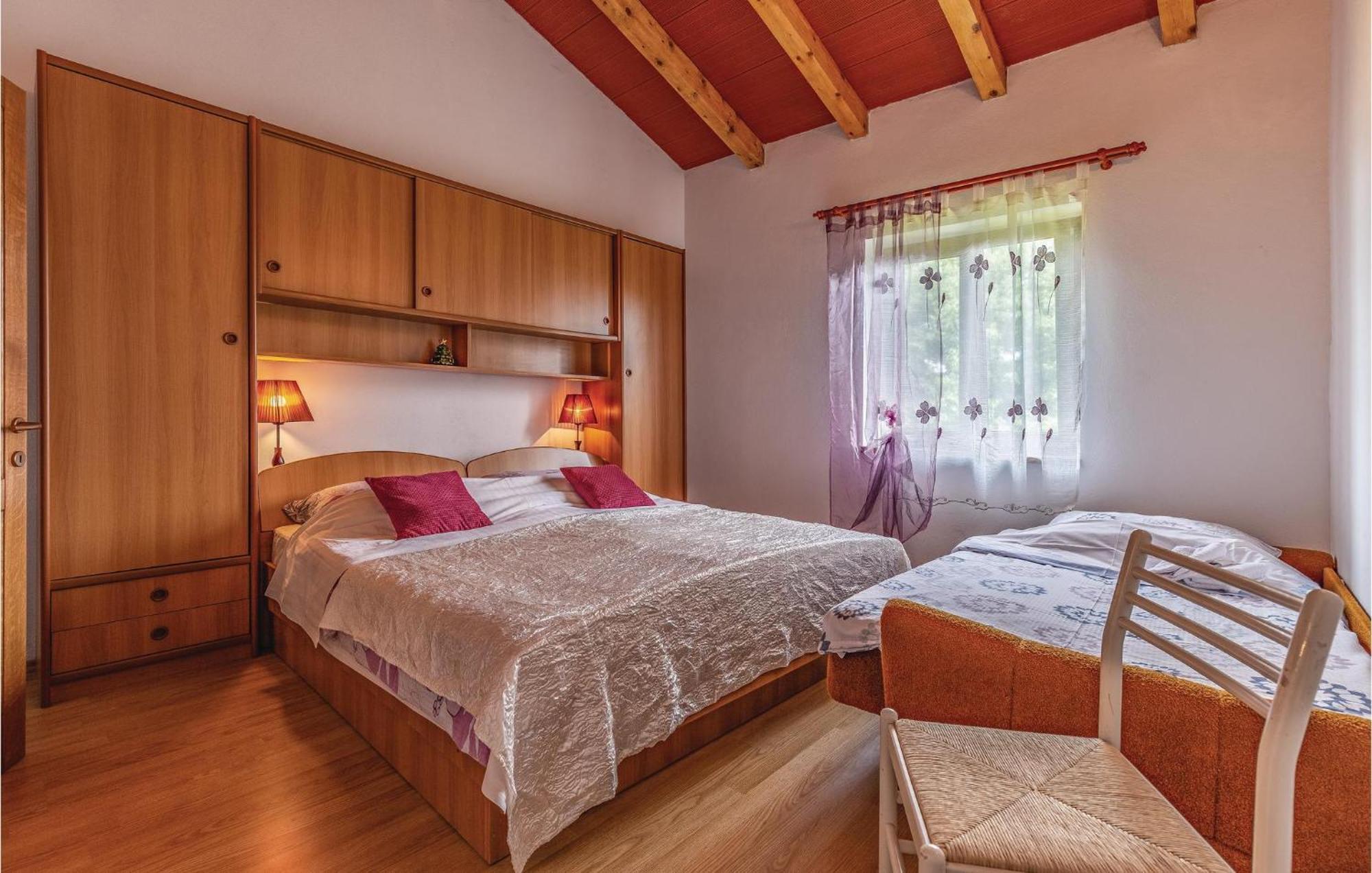2 Bedroom Amazing Home In Rakotule Bagian luar foto