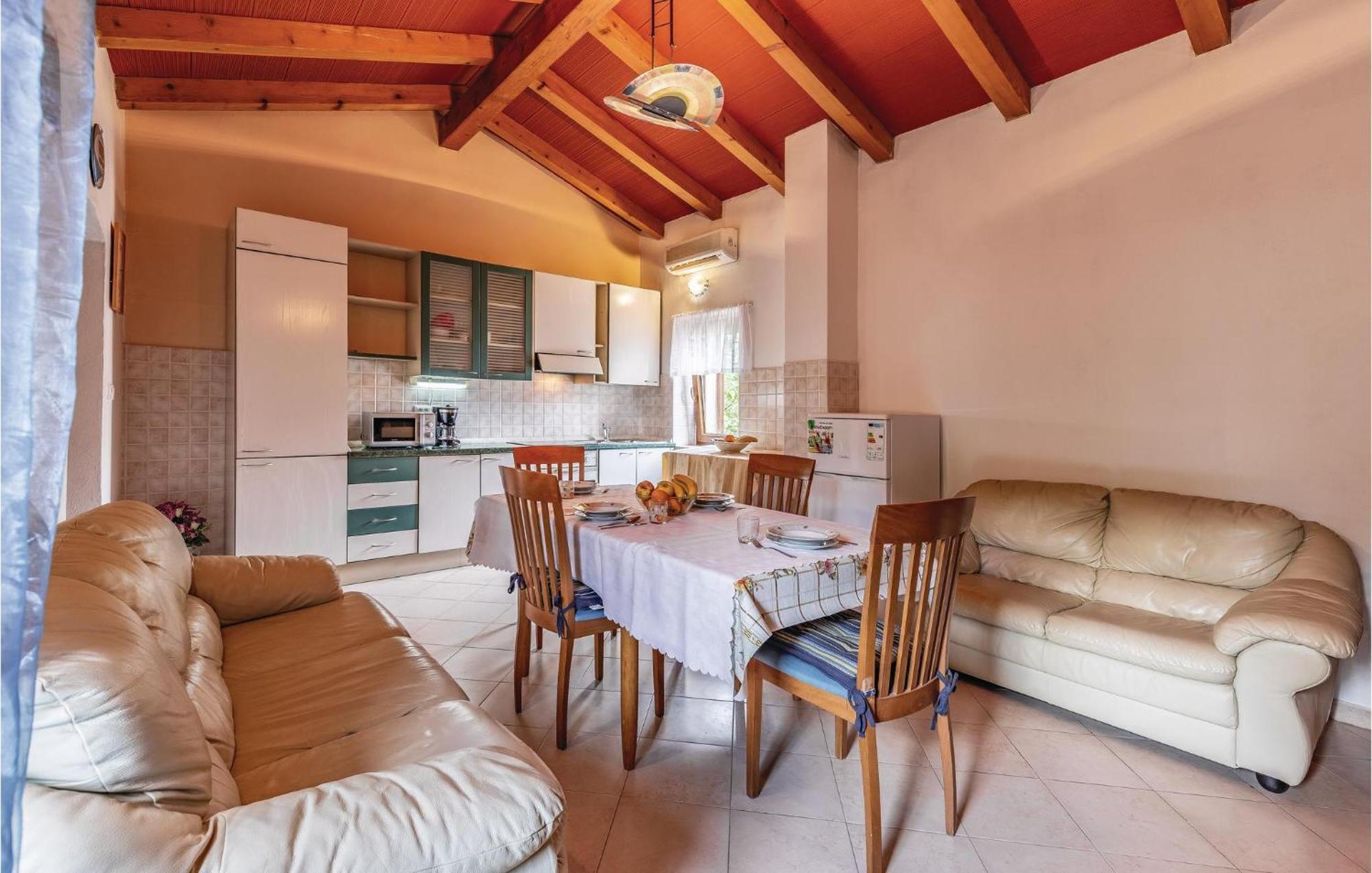 2 Bedroom Amazing Home In Rakotule Bagian luar foto