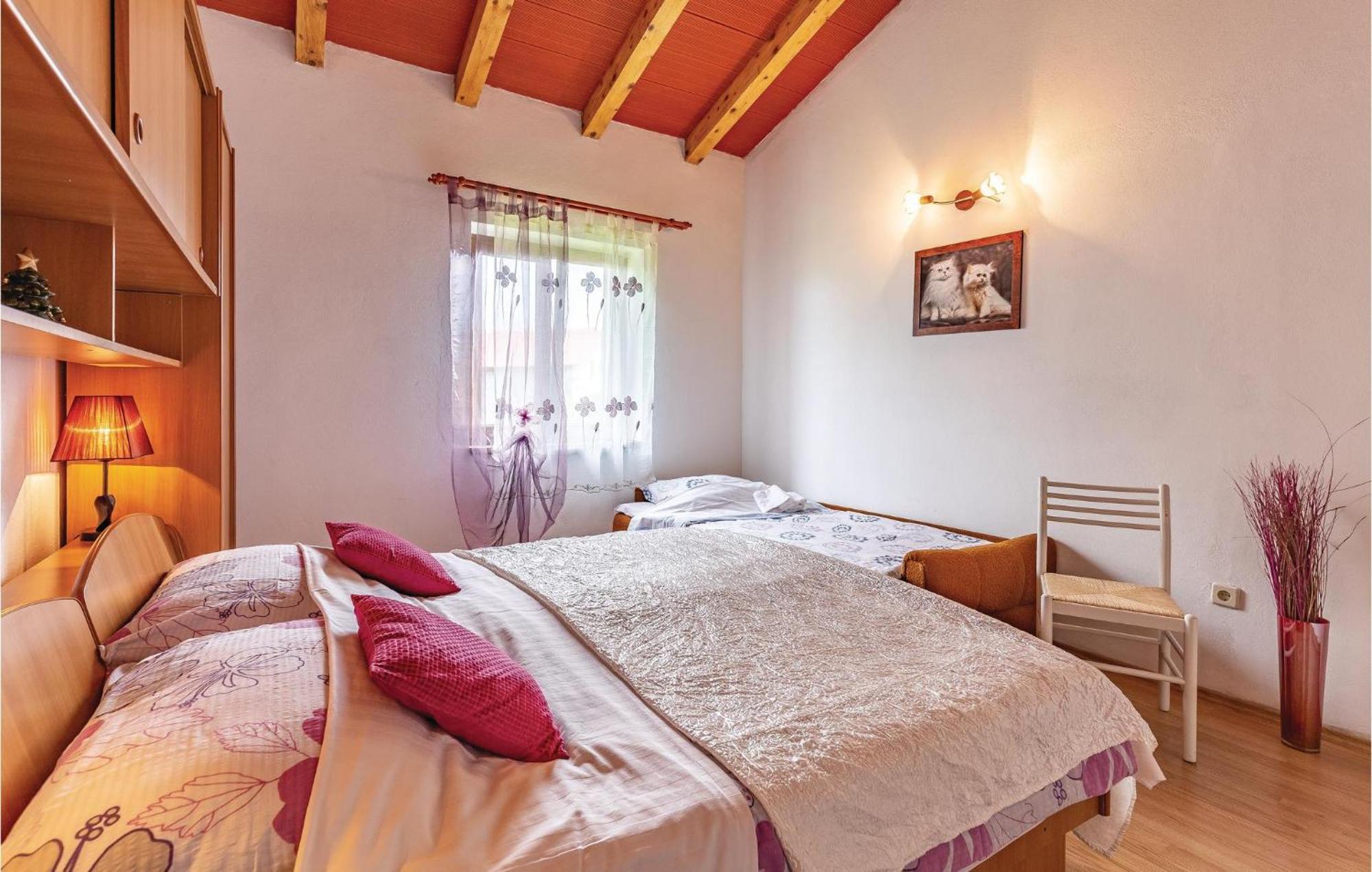 2 Bedroom Amazing Home In Rakotule Bagian luar foto